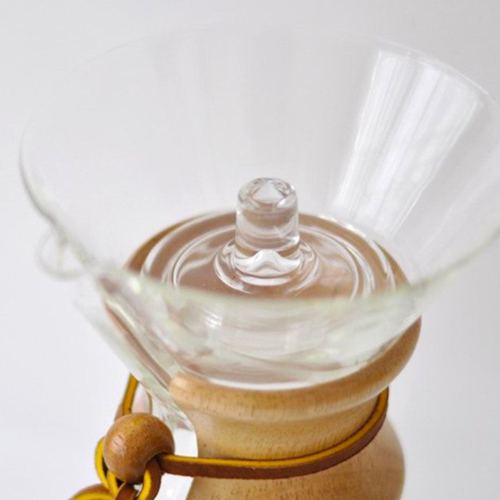 Couvercle en verre sur une carafe Chemex