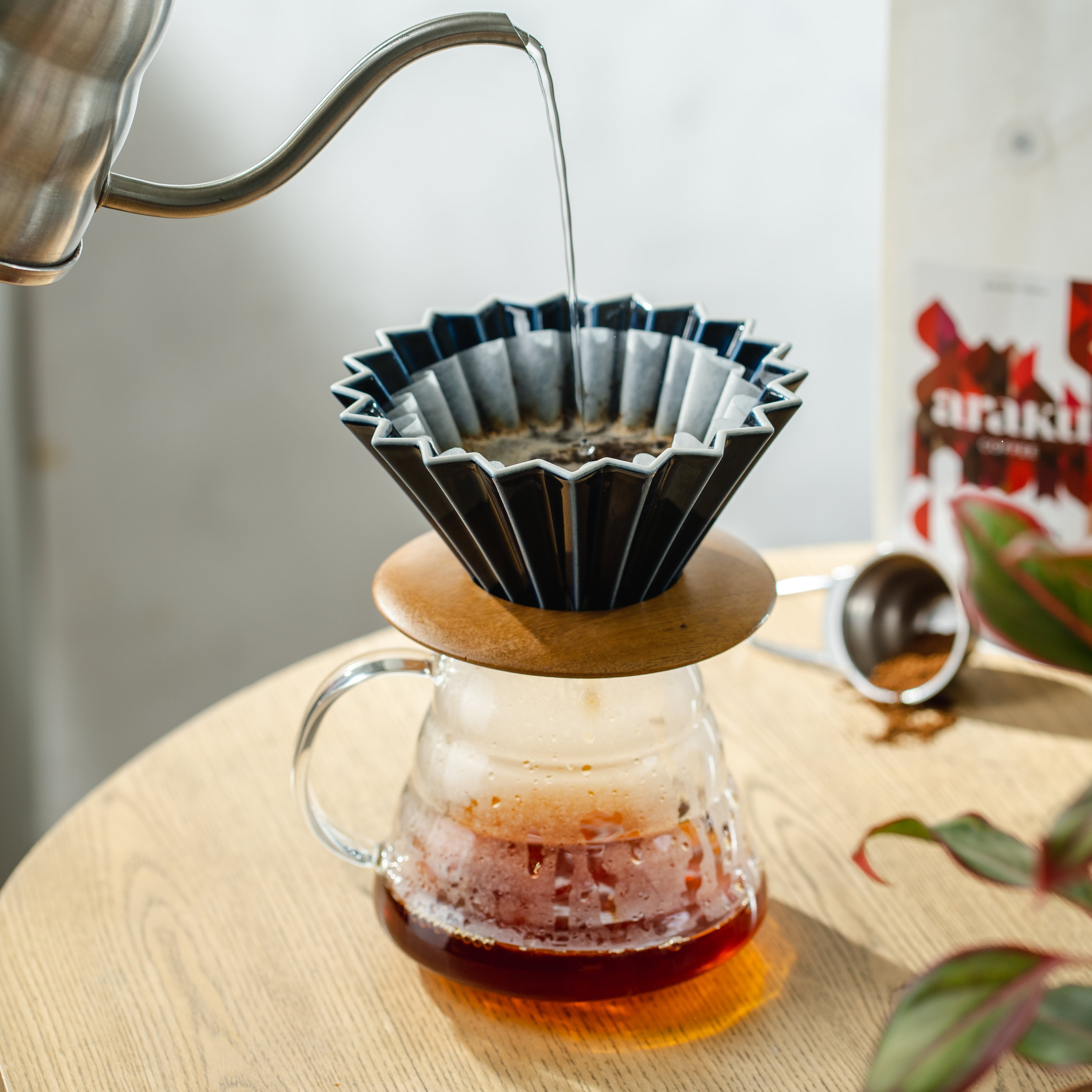 Café préparé avec le dripper Origami et son socle en bois