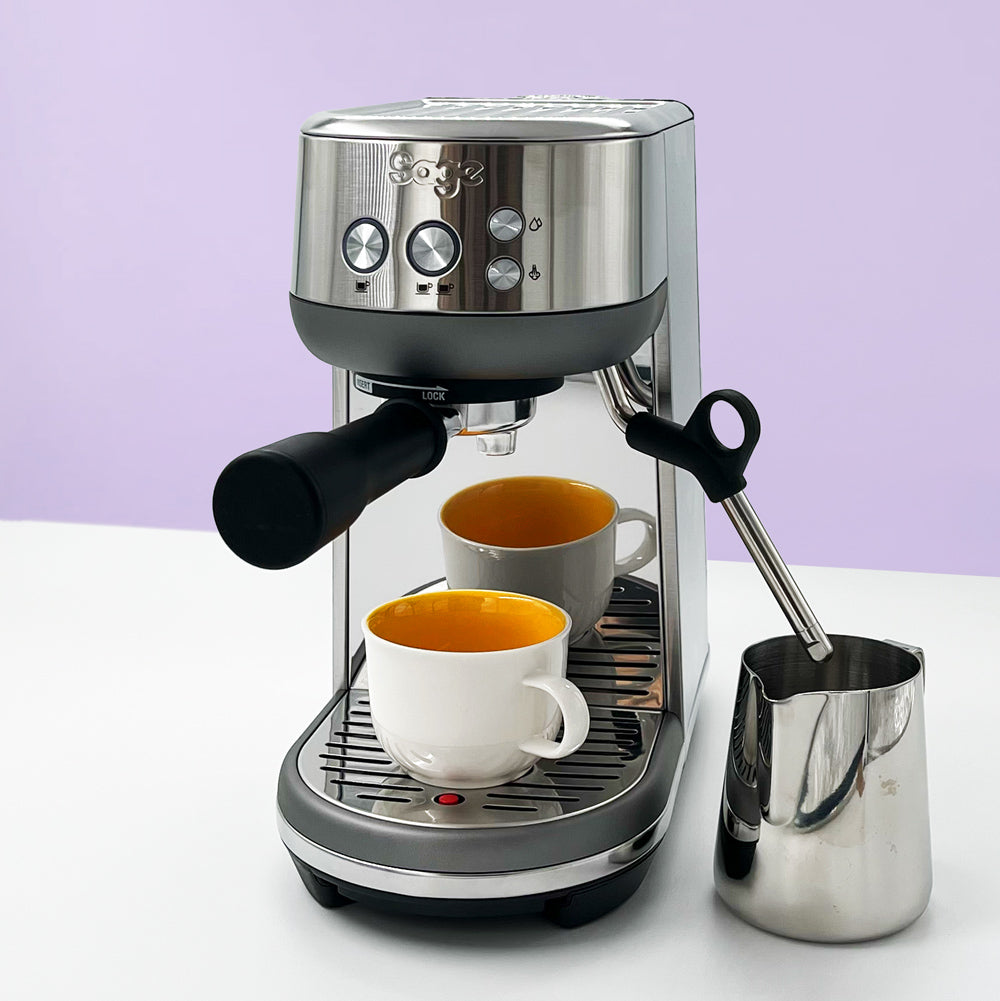 Buse vapeur de la Sage Bambino créant une micro-mousse de lait pour cappuccino