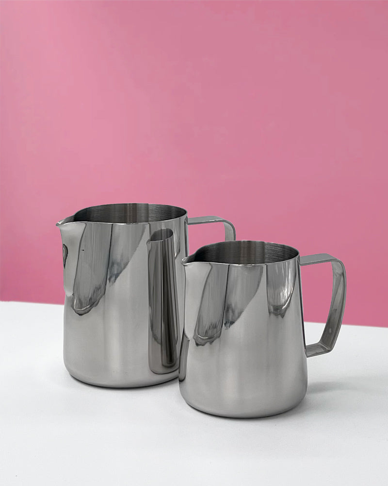 Choisissez votre format idéal : pichet à lait 350 ml ou 600 ml Studio Barista. Précision, élégance et performance pour sublimer chaque création café.