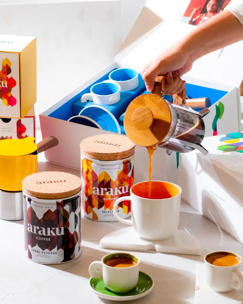 Découvrez notre sélection de coffrets cadeaux autour du café de spécialité pour noël.