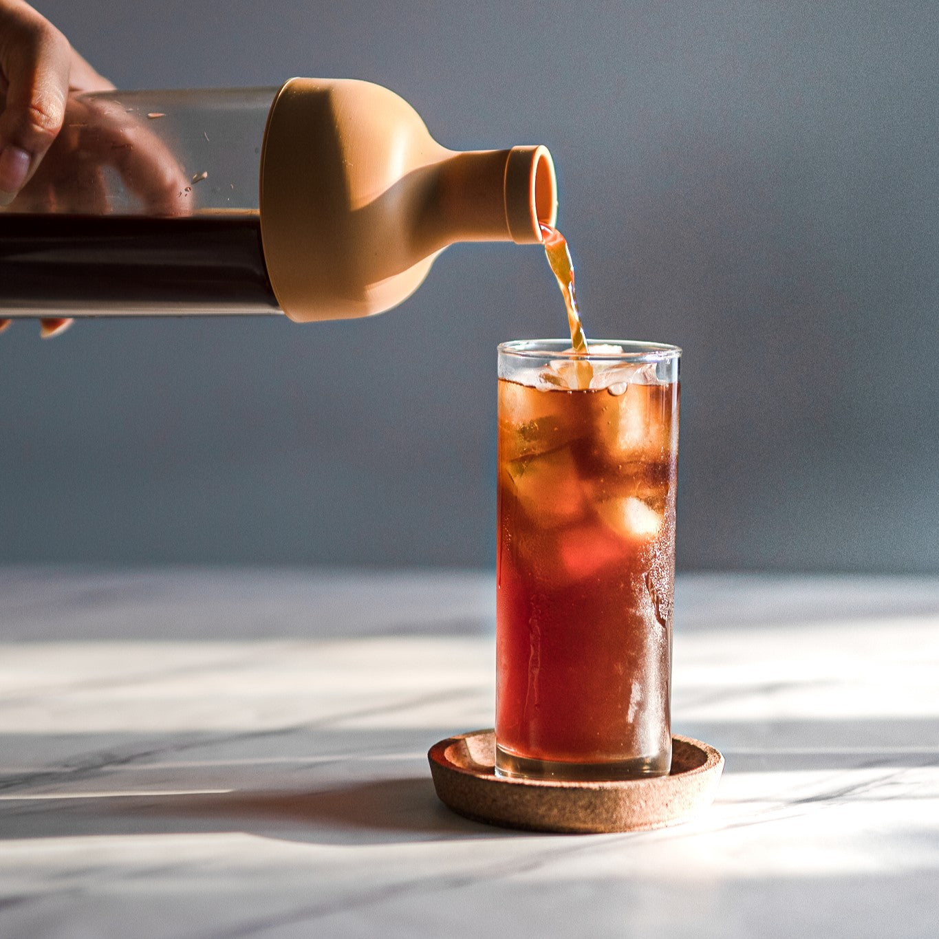 Cold brew versé avec la bouteille Hario
