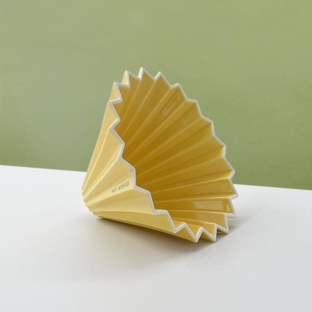 Dripper origami jaune Slow Coffee fabriqué en porcelaine de Mino