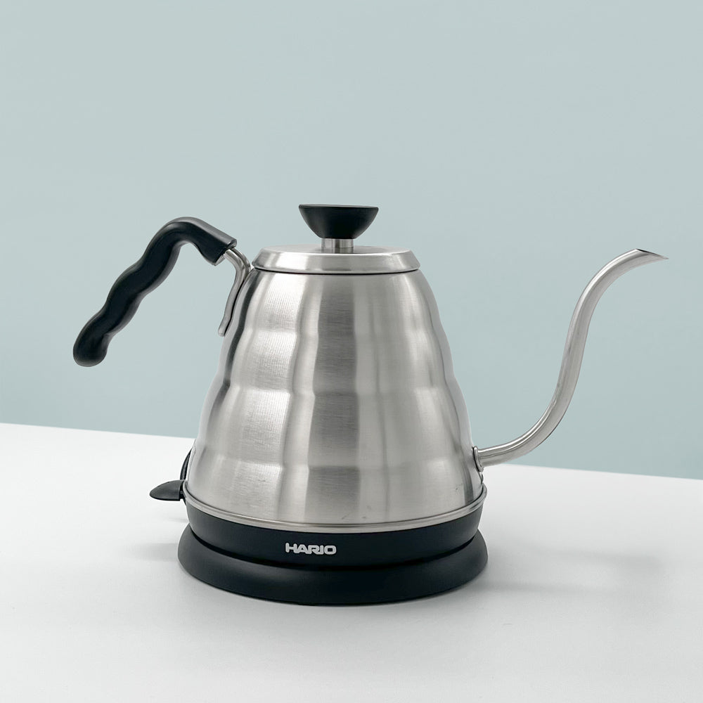 bouilloire electrique buono 0,8L de la marque Hario avec col bec de cygne pour préparation café