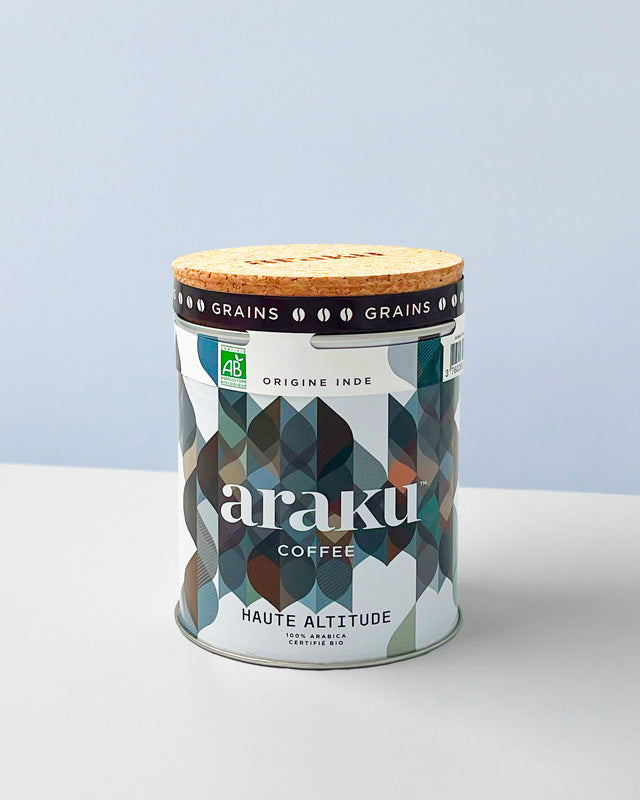 Café grand cru à maturation lente et soigneusement récolté à la main afin de proposer les meilleurs grains de café bio.