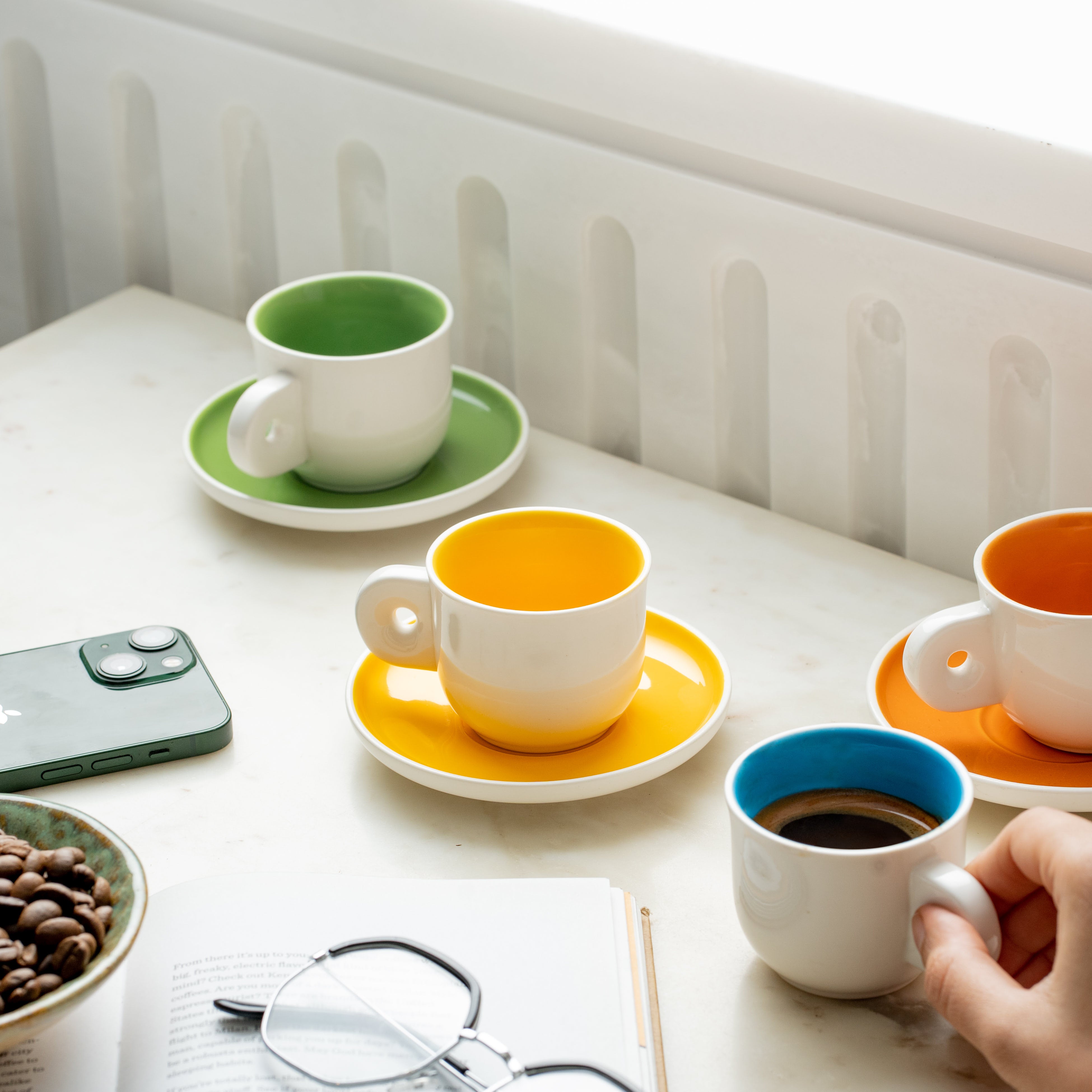 tasses à espresso Araku sur une table