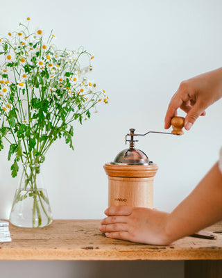 Hario moulin à café 40g de capacité, en bois naturel et meules en céramique