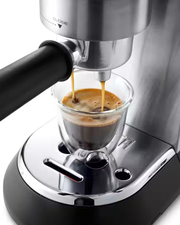 Machine à espresso Delonghi Dedica EC695M Alu : préparation café