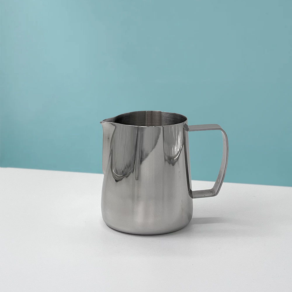 Créez des cappuccinos dignes d’un barista avec le pichet à lait en inox Studio Barista. Une prise en main parfaite, une mousse fine et brillante à chaque utilisation.