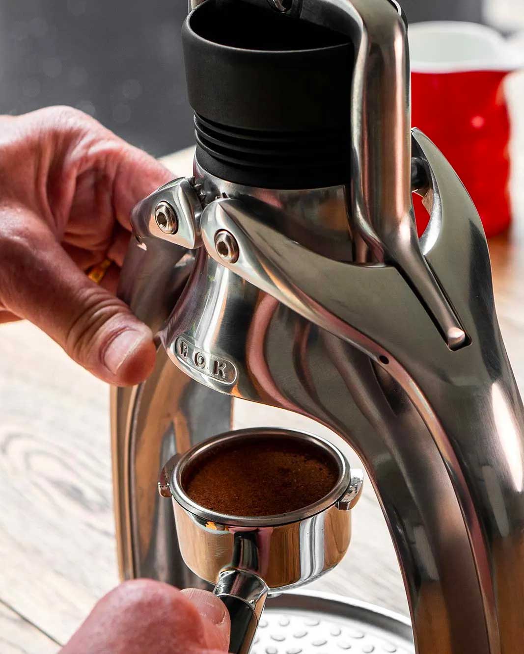 Machine café manuelle ROK : préparation espresso