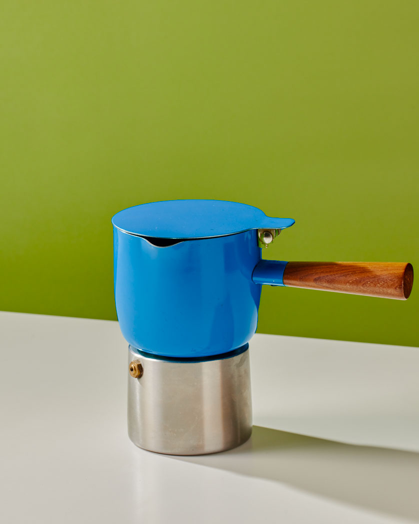Machine à café italienne : préparation cafetière moka bleue