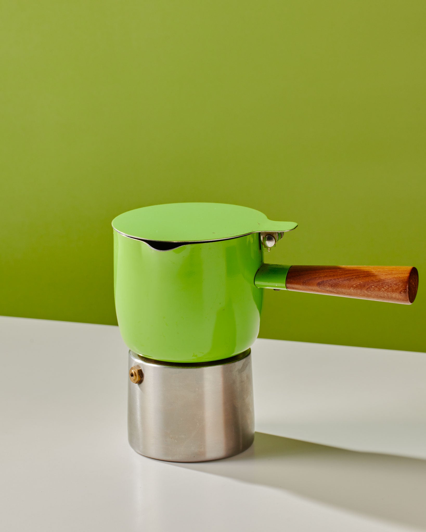 Machine à café italienne : préparation cafetière moka vert