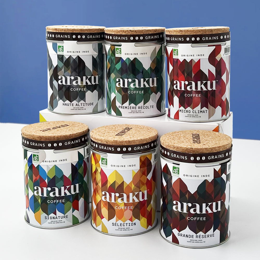 Coffret Terres Rouges Araku Coffee composé de 6 boîtes de 200g de café de spécialité bio en grains, vue d'ensemble sur fond neutre