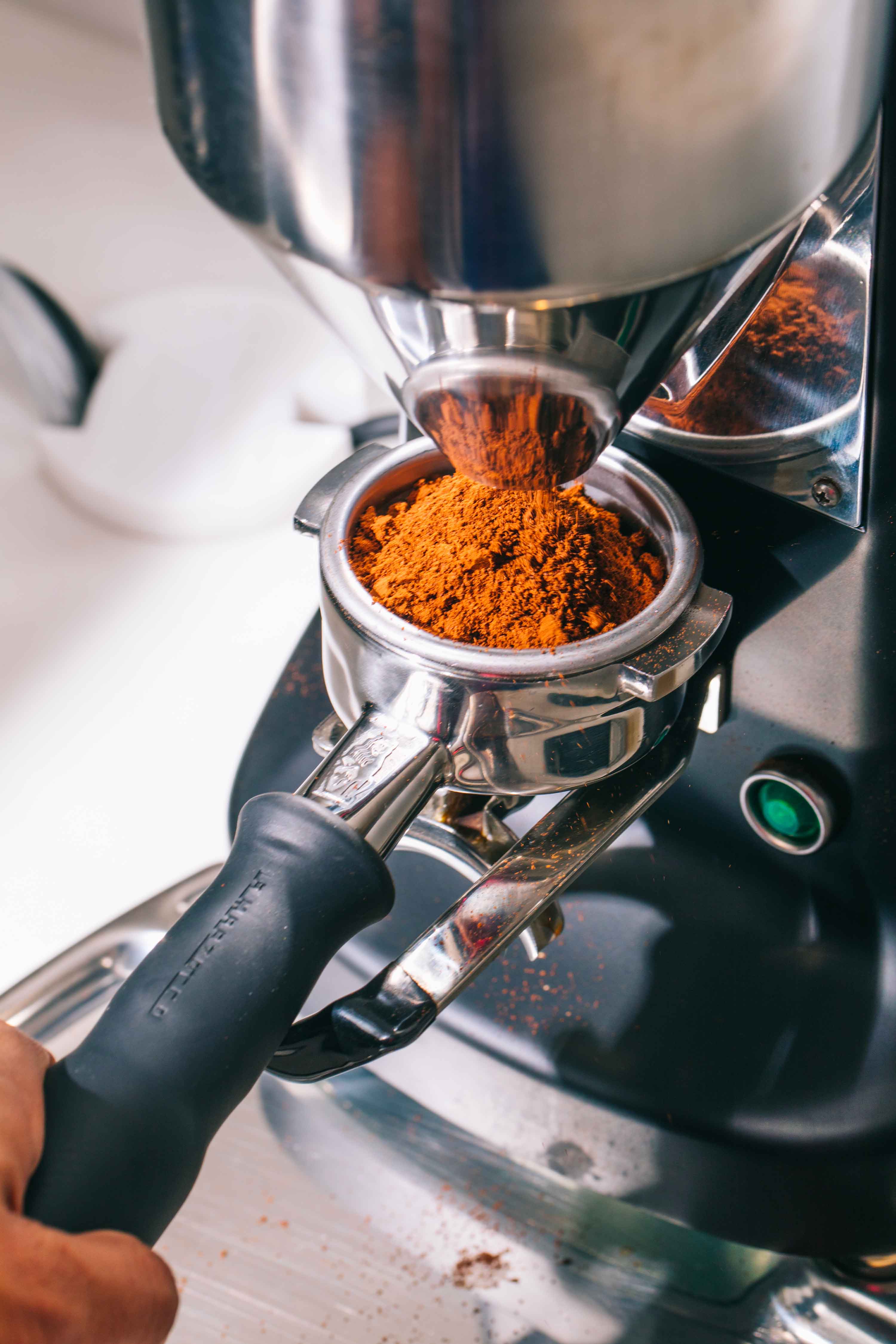 Préparation café : machine à espresso Delonghi Dedica EC695M Noir