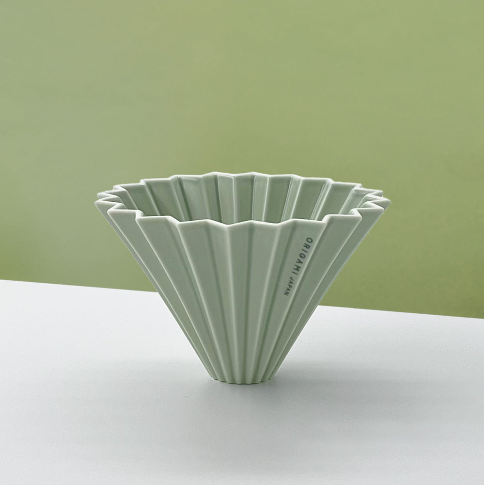 Dripper origami vert pastel en céramique pour préparation café de spécialité en méthode douce