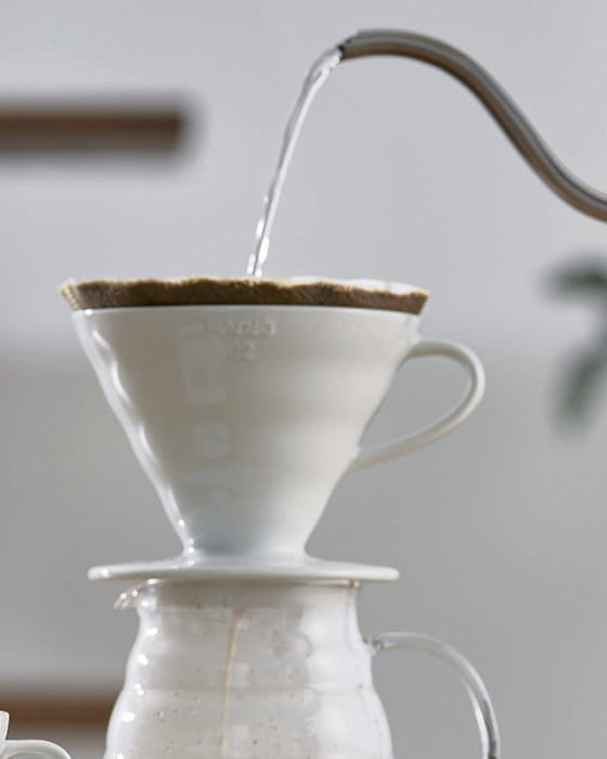 Porte filtre Dripper Hario V60 en céramique blanche 1 à 4 tasses