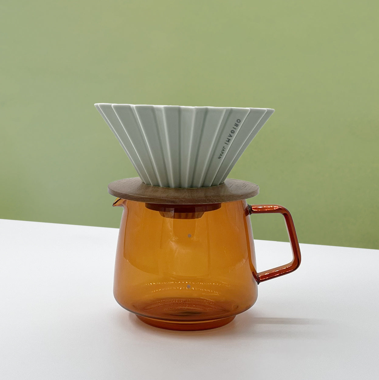 Café préparé avec le dripper Origami vert pastel et son socle en bois