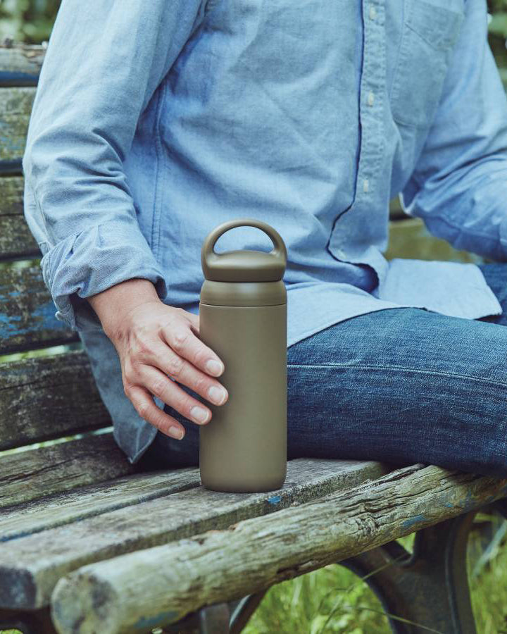 gourde thermos à café de 500ml kinto day off kaki
