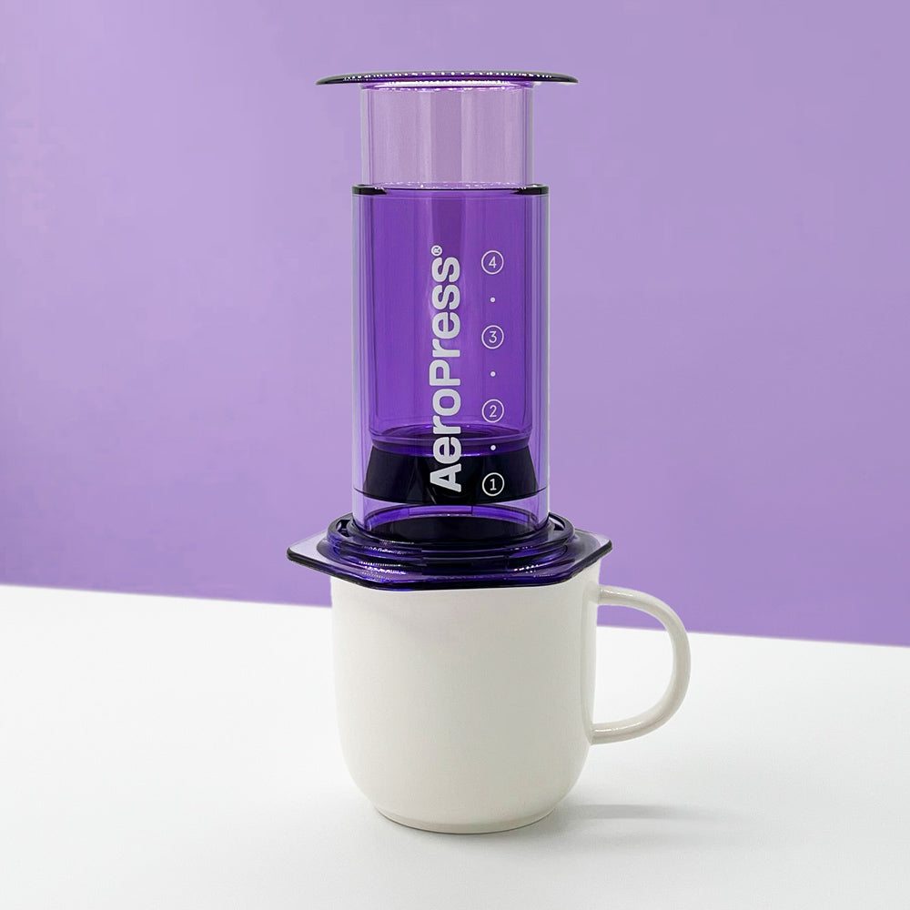 Vue détaillée de l’AeroPress Clear transparente, cafetière manuelle facile à nettoyer pour extraction rapide du café.