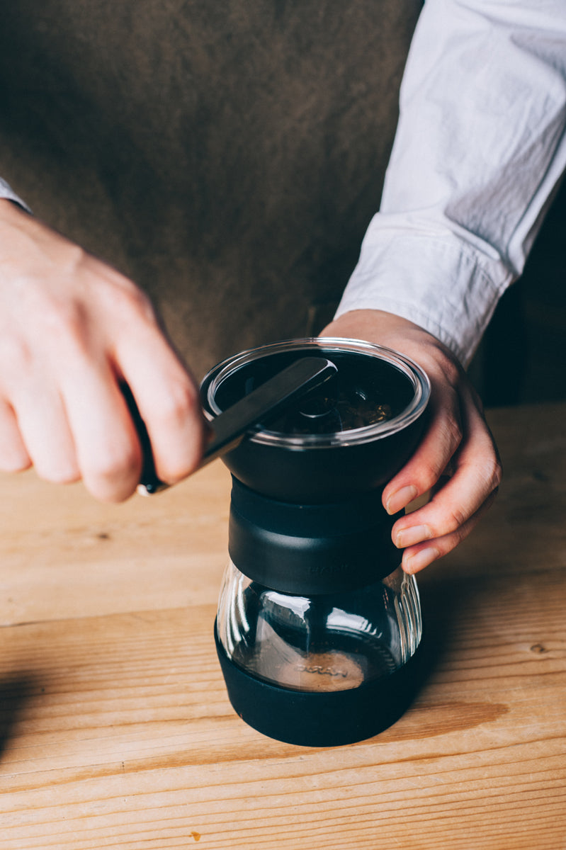 Préparation café méthode douce : moulin à café manuel Harion Skerton