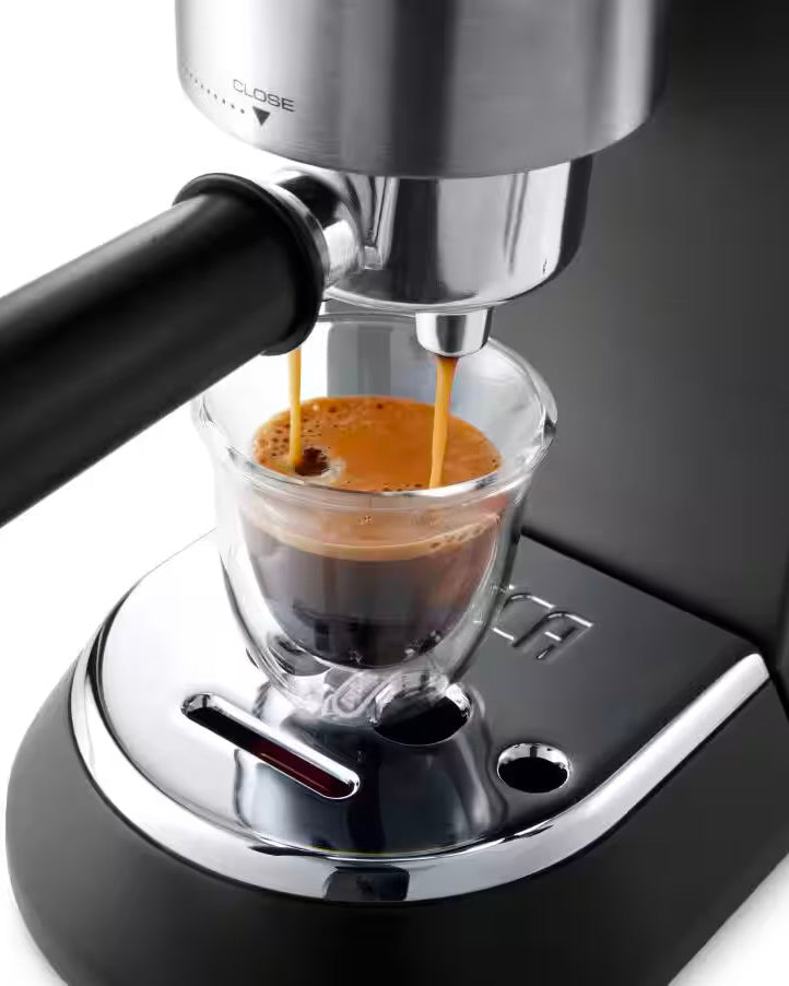 Machine à espresso Delonghi Dedica EC695M Noir : préparation café