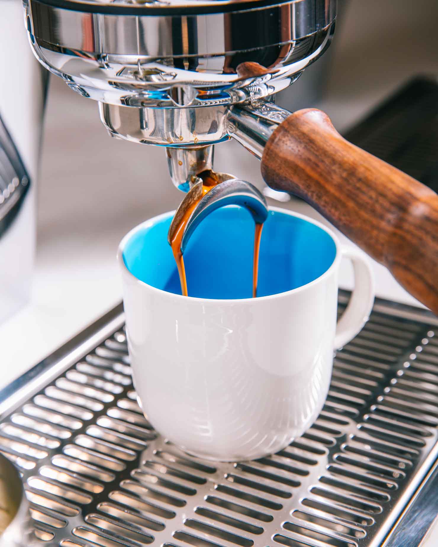 Préparation latte : mug à cafe design en céramique
