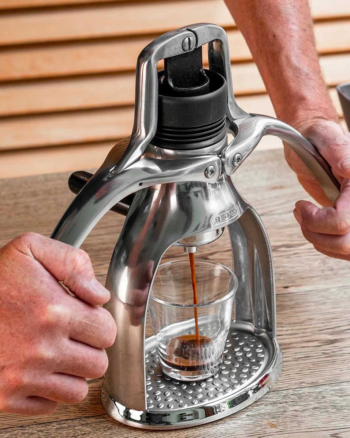 Cafetière espresso Rok :  importance de la pression préparation café 
