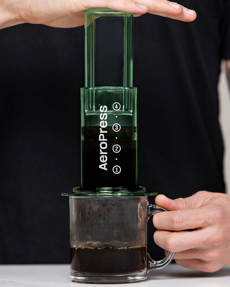 AeroPress Clear colorée utilisée pour la préparation du café de spécialité avec méthode douce et extraction maîtrisée.