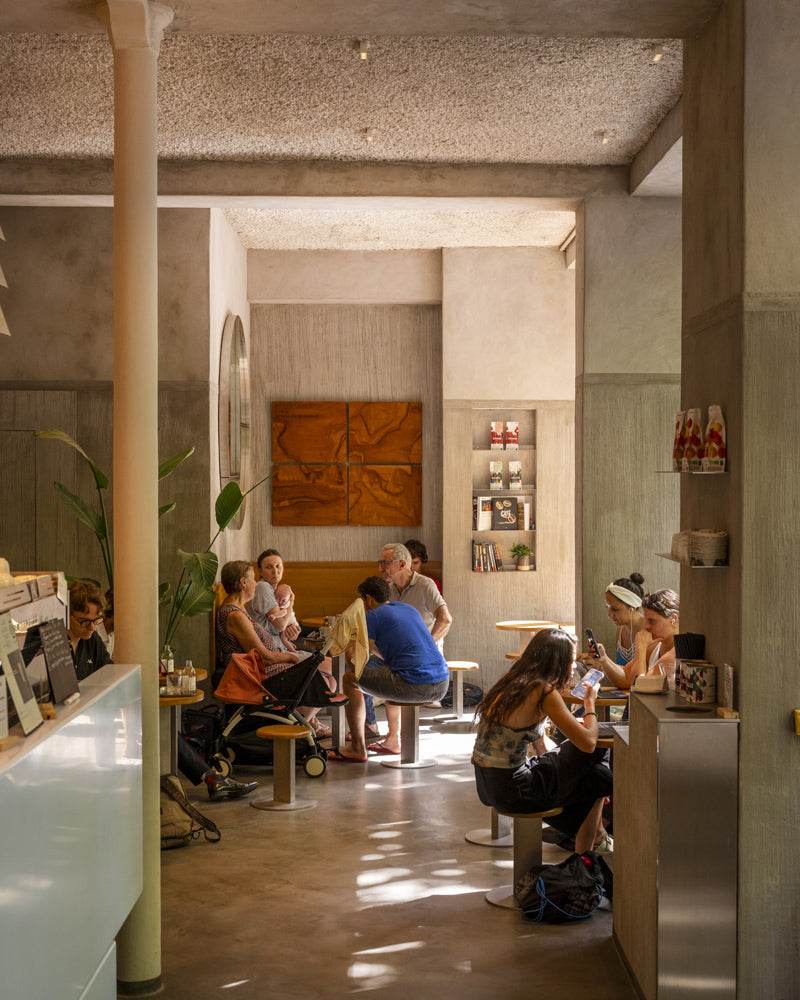 coffee shop rue de prague avec de l'espace et des places assises